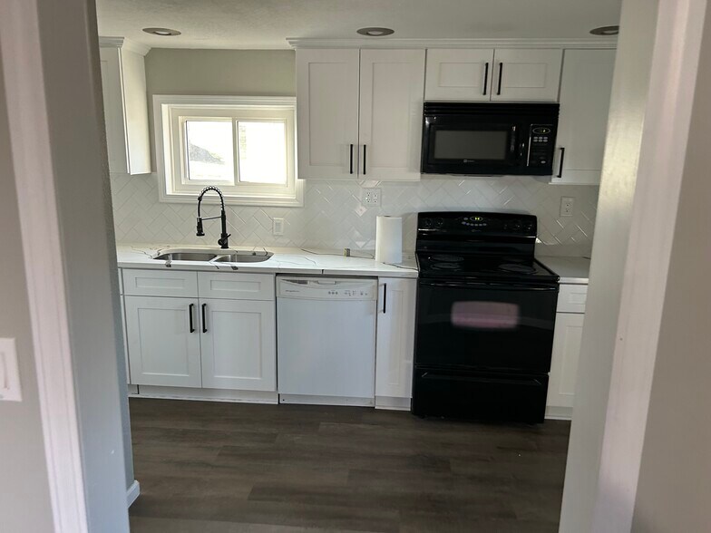 Building Photo - 1618 Pat Dr