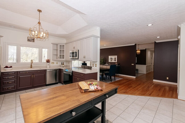 Building Photo - 33 Pinners Ln