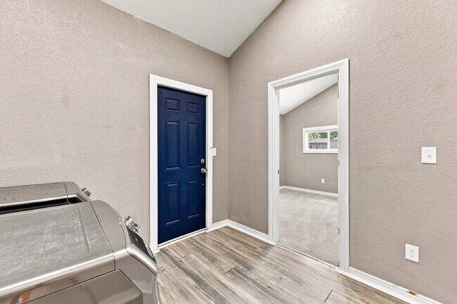 Building Photo - $2,800.95 with $300 Off the first month's rent, 3 Beds - 2 Baths, Single Family Home in Denver wi...