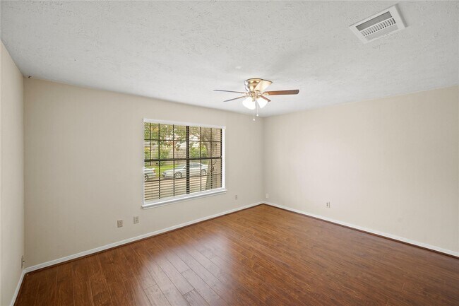 Building Photo - 3409 Meadway Dr