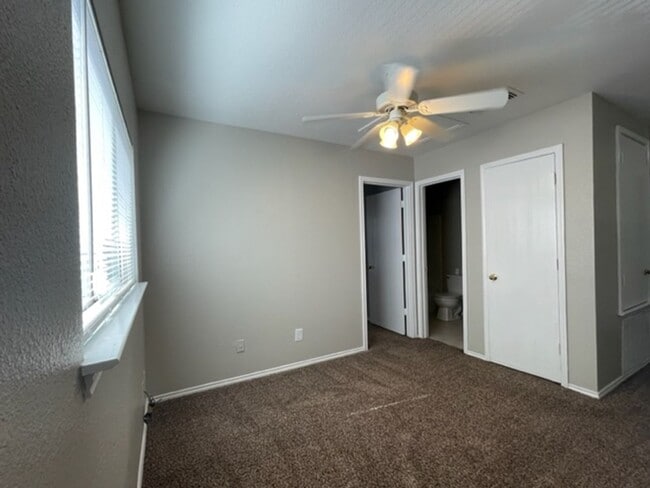 Building Photo - Spacious 3 Bedroom 2 Bath
