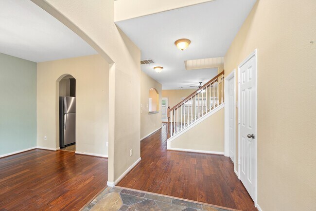 Building Photo - 10003 Lynette Falls Dr