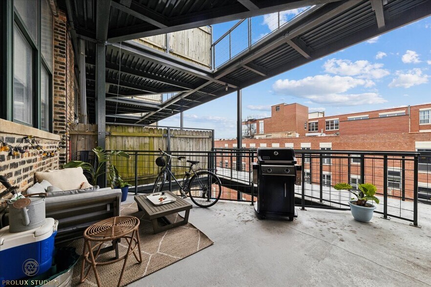 Building Photo - 1720 N Marshfield Ave