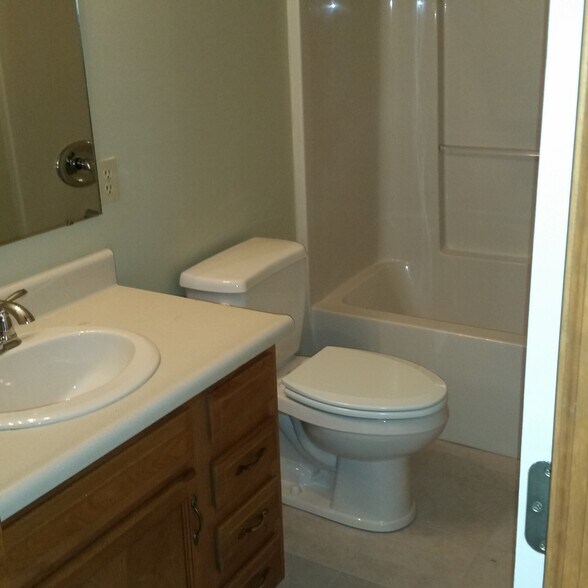 2nd floor hall bath - 548 W New Castle St