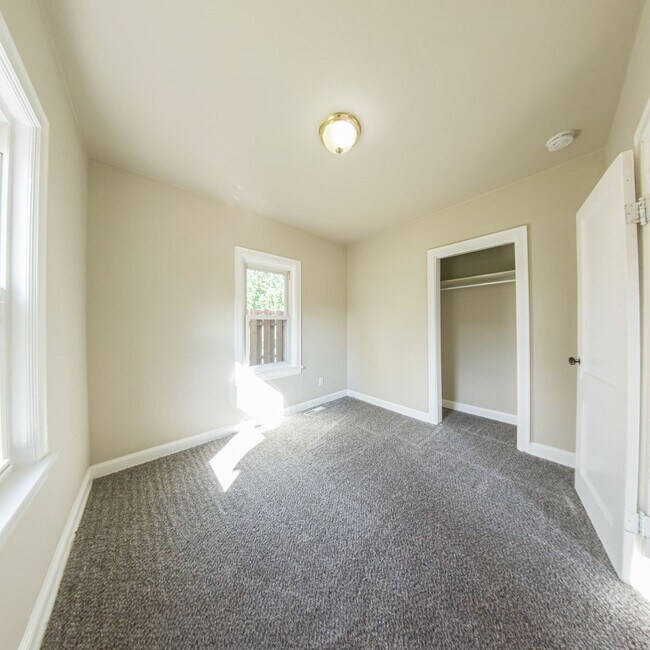 Building Photo - 1001 Maish Ave