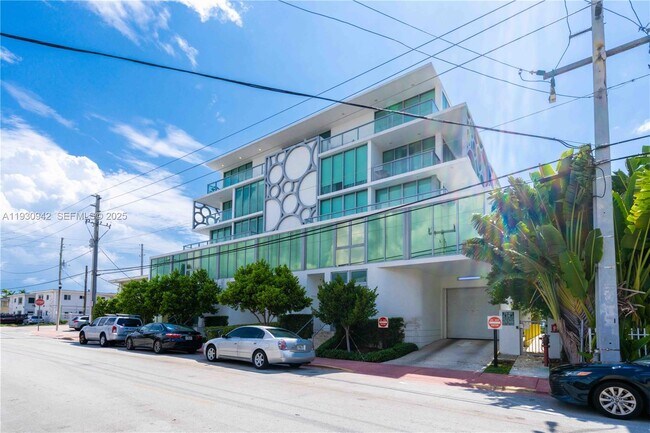 Building Photo - 8425 Crespi Blvd