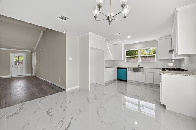 Building Photo - 10603 Highland Woods Dr