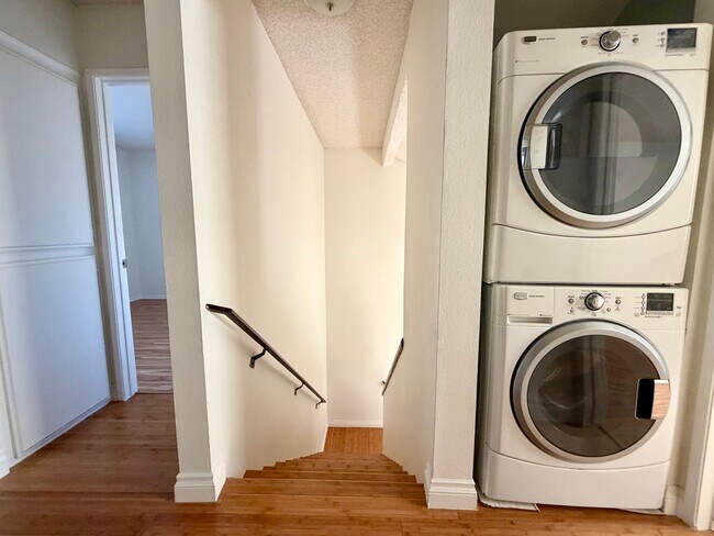 Building Photo - Light-filled, two-story 3-bedroom, 2.5-bath condo in the heart of Thousand Oaks!