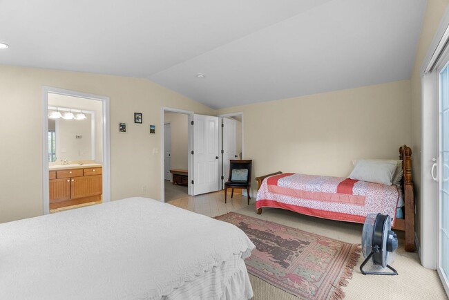 Building Photo - Reese's Retreat!!  2 BR + Den/2.5 BA White...