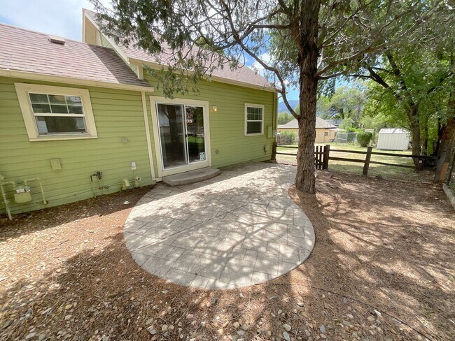 Building Photo - 2 Bedroom Home Available Near Pikes Peak Ave & S Institute St!