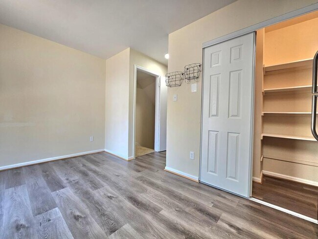 Building Photo - 8561 Southlawn Ct