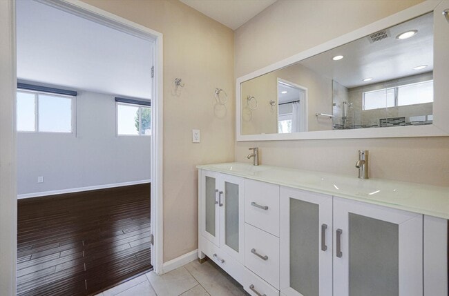 Building Photo - 4041 Alonzo Ave