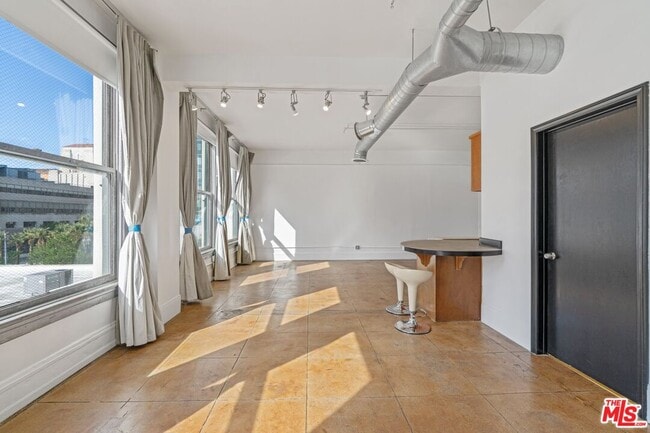 Building Photo - 108 W 2nd St