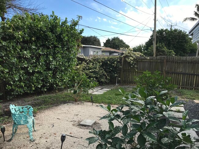 Building Photo - 2858 N Dixie Hwy