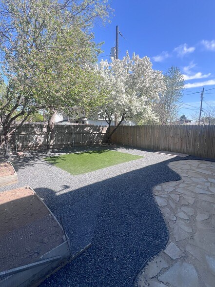 Building Photo - 1108 S Pond St