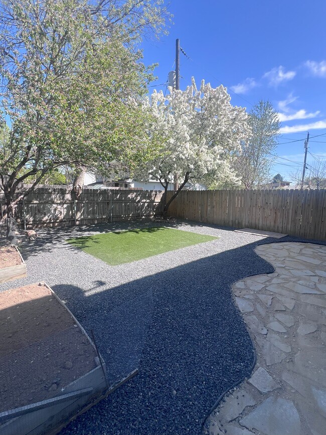 Building Photo - 1108 S Pond St