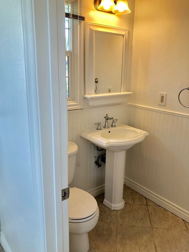 Building Photo - Central Ventura Home with Large Yard!