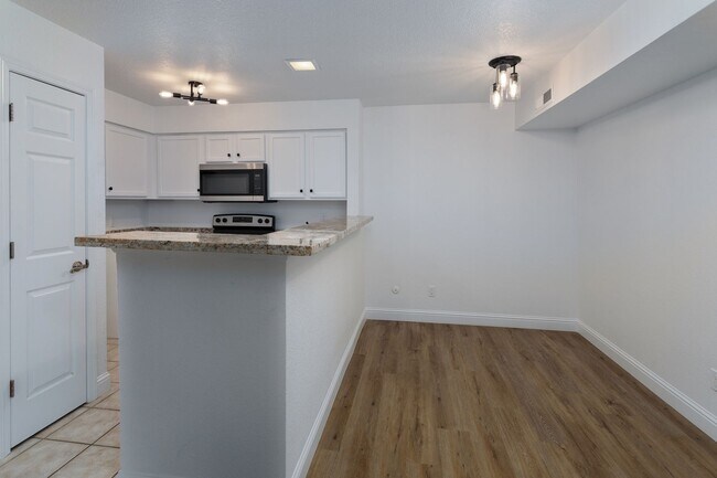 Building Photo - Villa Borgata Condo with Newer Flooring, P...