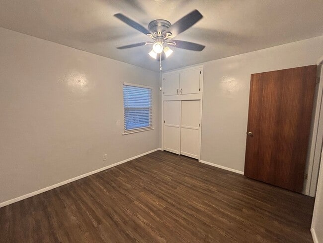 Building Photo - Spacious 3BR 1BA on 5th & I St! Large house w/ yard & 2 car garage!