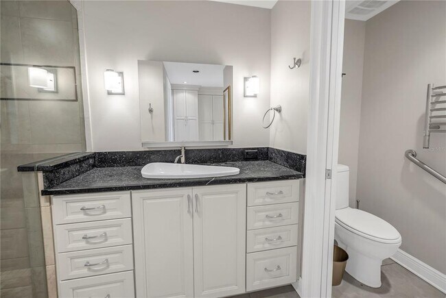 Building Photo - 1 Beach Dr SE