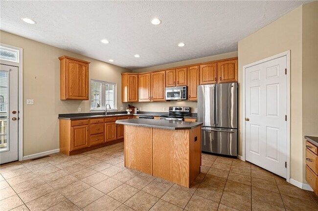 Building Photo - 208 Village Pl