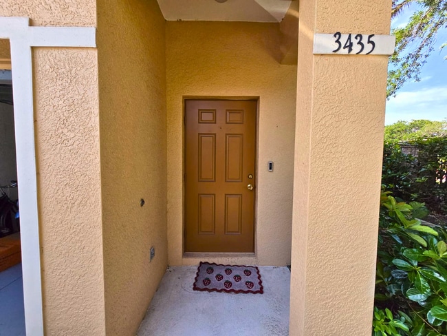 Building Photo - Gated 2BR/ 2BA Townhome Near UTC