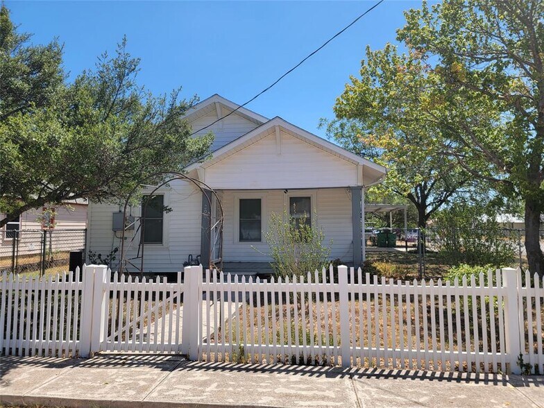 Primary Photo - 209 N 1st St