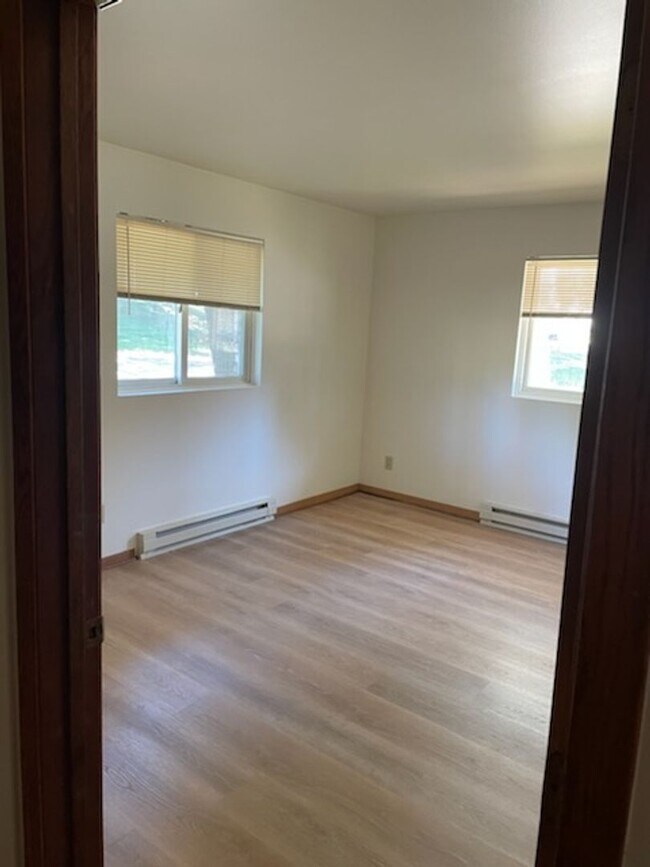 Building Photo - Neat and Updated 2- Bedroom Apartment