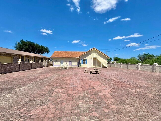 Building Photo - 807 Fresno St