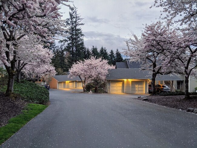 Building Photo - Your Sun-Drenched Redmond Retreat Awaits!