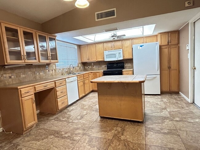 Building Photo - Stunning 3 Bedroom 2 Bath