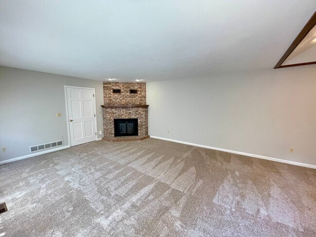 Building Photo - Beautifully Updated 3-Bed, 3-Bath Townhome...