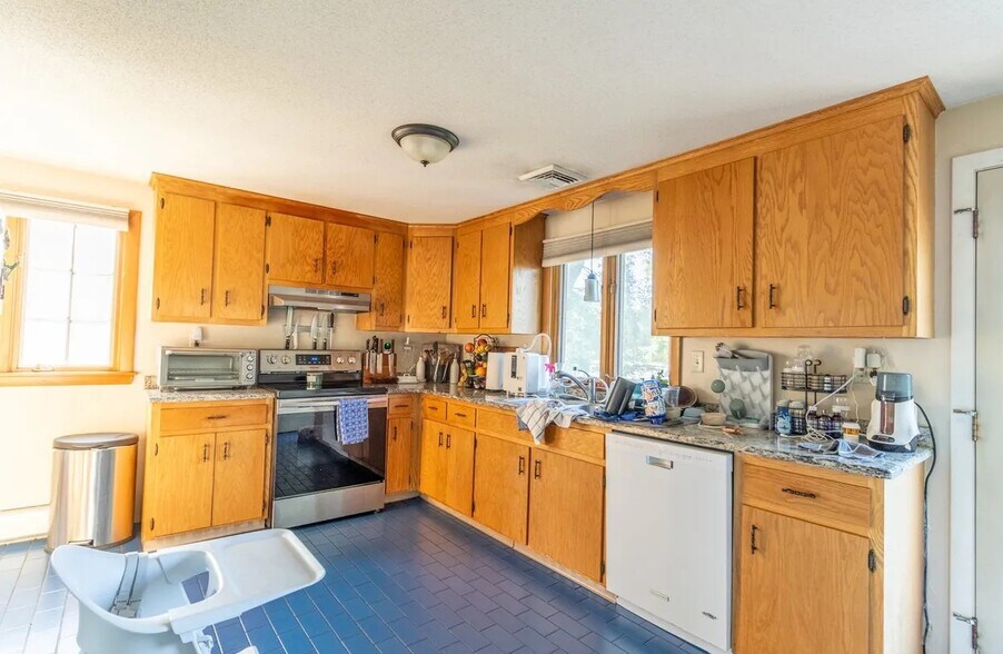 Kitchen - 6 Russell Ave