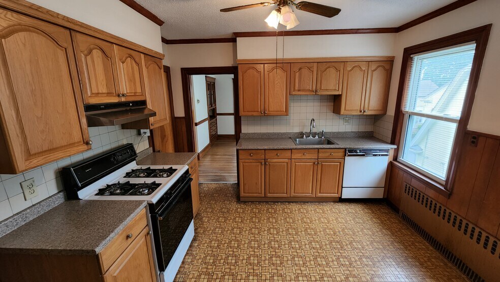 Building Photo - 132 Montclair Ave