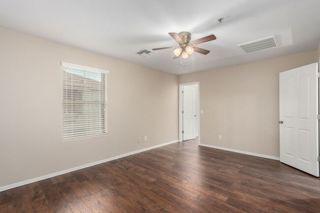 Building Photo - 3 Bedroom in Hunter Ridge