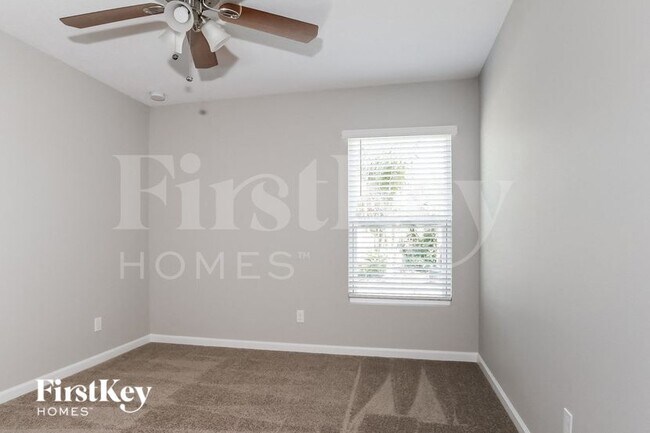 Building Photo - 957 SE Caravan Ave