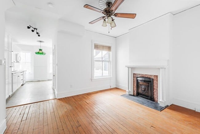 Building Photo - Great Fan Rowhouse!!