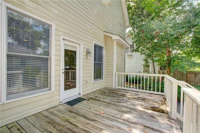 Building Photo - 112 Newfield St