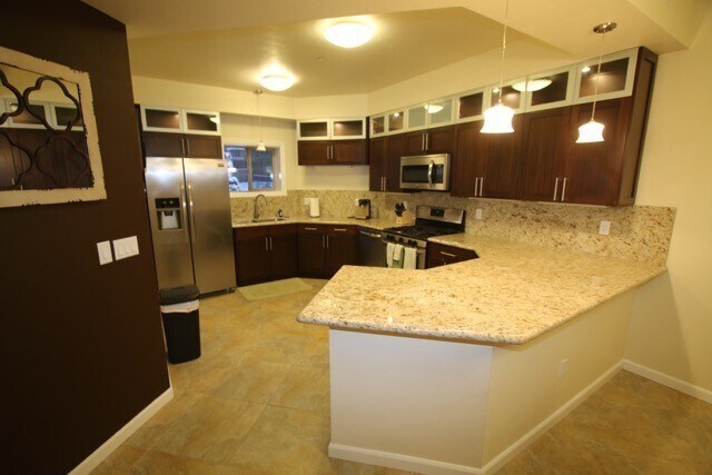 Building Photo - 2 Bedroom Unfurnished Condo close to Downt...