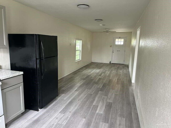 Building Photo - 6 Freddy Fender Ln