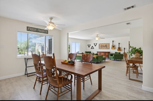 Building Photo - 995 S La Luna Ave