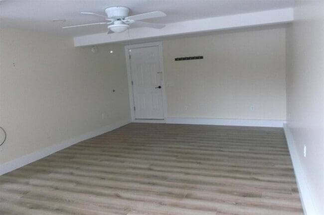 Building Photo - 104 Maple Park