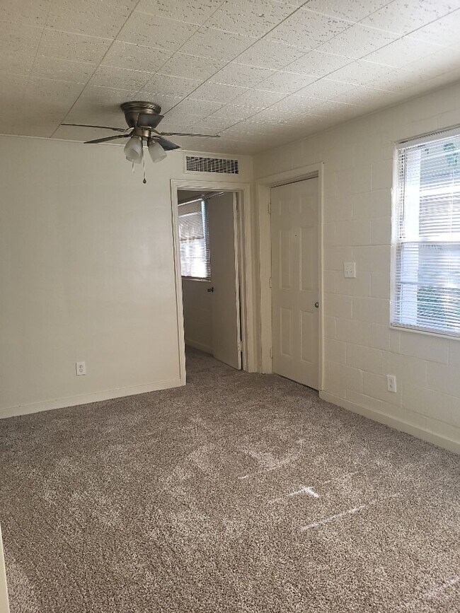 Building Photo - 913 Willow St