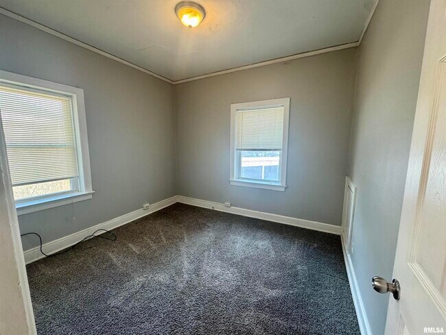 Building Photo - 2028 7th Ave