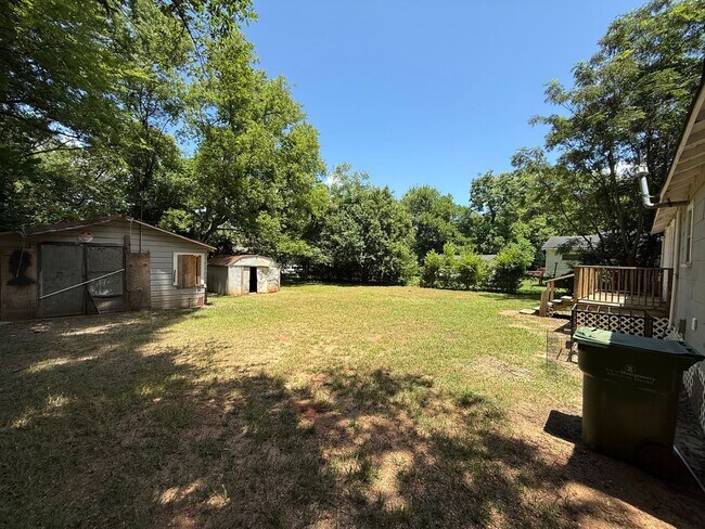 Building Photo - ** 3 bed 1 bath located in Highland Gardens ** Call 334-366-9198 to schedule a self showing