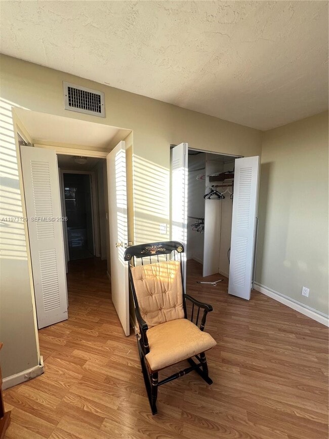 Building Photo - 2851 Somerset Dr