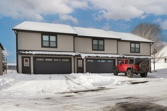 Building Photo - Spacious 2 Bed/2 Bath Condo in Prime Location