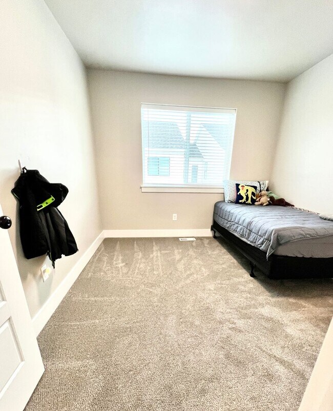 Building Photo - Peregrine Townhomes