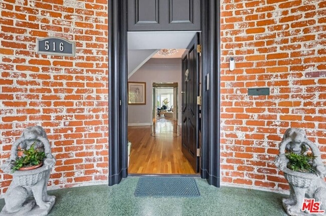 Building Photo - 516 S Rimpau Blvd