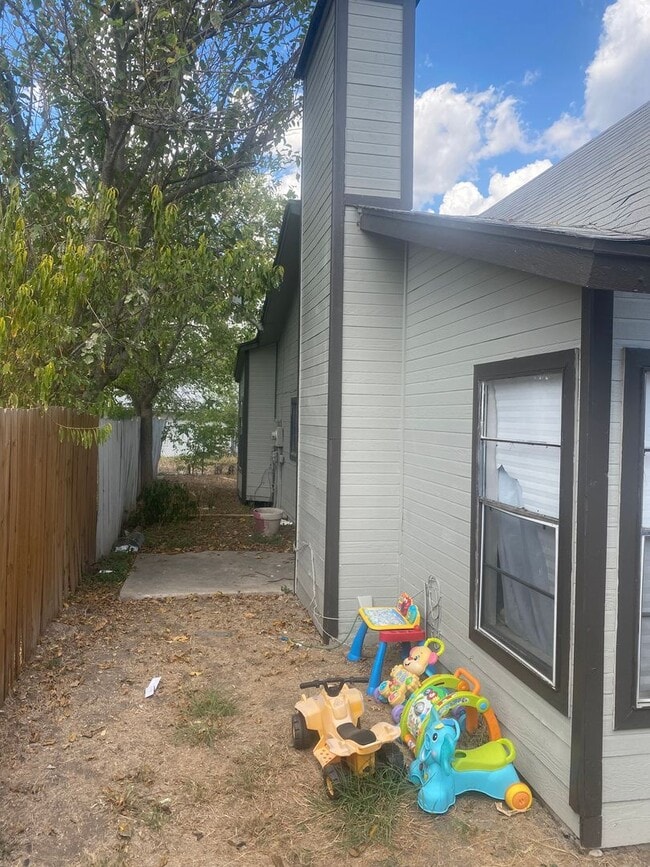 Building Photo - Large 2/2 duplex with a 2 car carport